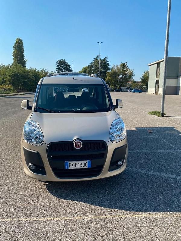 Usata Fiat Doblò Wagon 135 CV (99 kW) 2014 Marrone Monovolume
