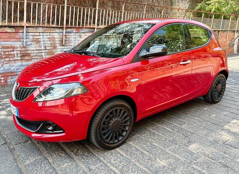 Usata Lancia Ypsilon Gold 69 CV (50 kW) 2022 Rosso Utilitaria