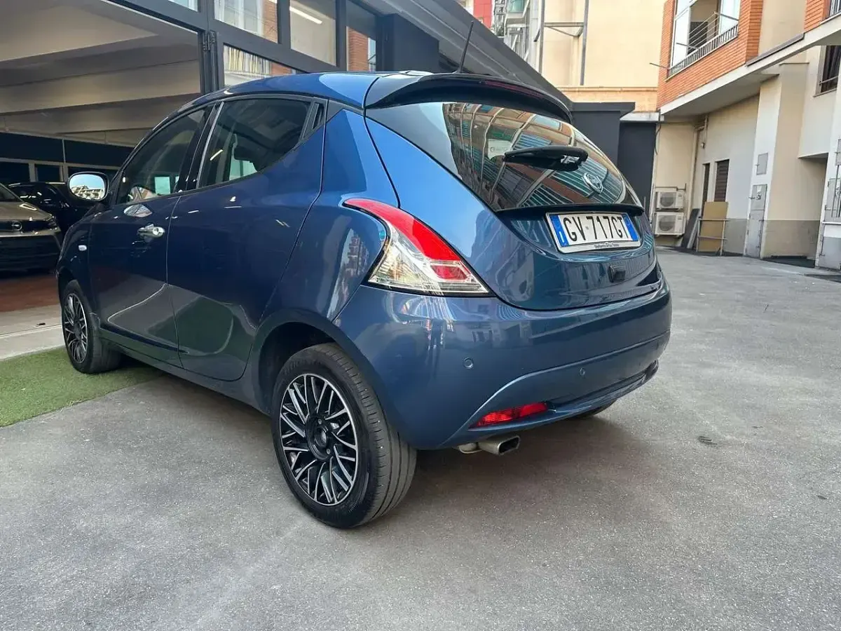 Usata Lancia Ypsilon Gold 69 CV (50 kW) 2024 Blu/azzurro Utilitaria