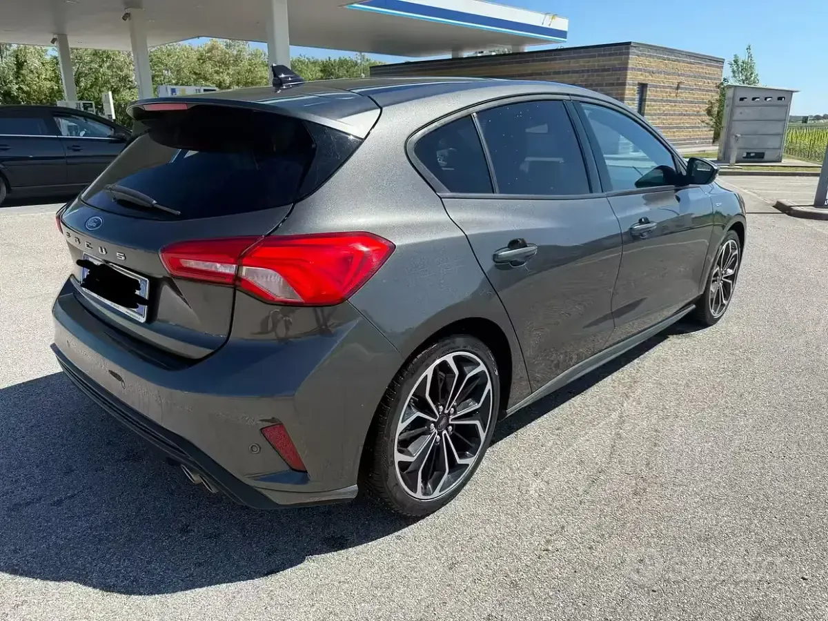 Usata Ford Focus 125 CV (91 kW) 2019 Grigio Berlina