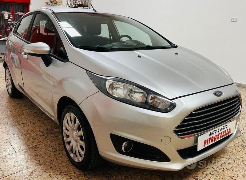 Grigio Usata 2015 Ford Fiesta Business Edition Due volumi | 8499 € (Cara) - Immagine 1/4