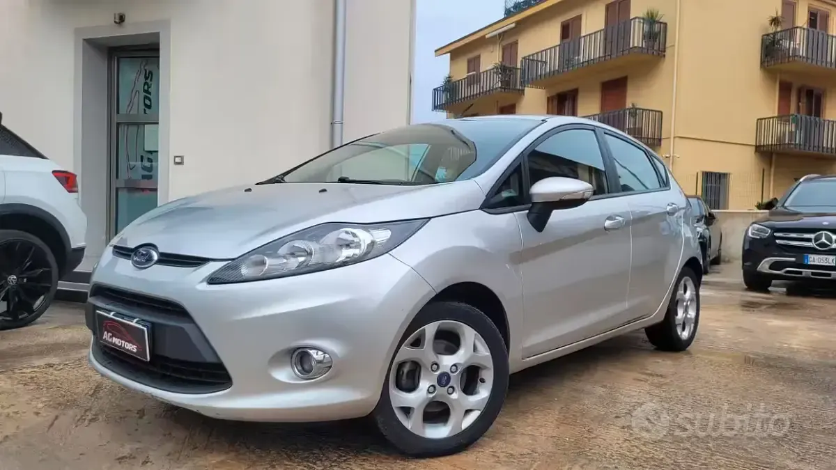 Usata Ford Fiesta Titanium 70 CV (51 kW) 2012 Grigio Berlina