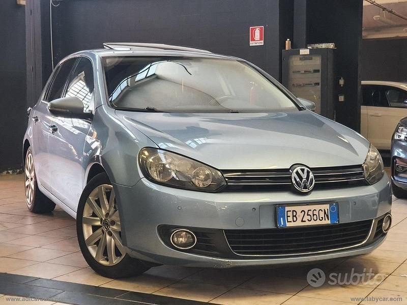 Blu/azzurro Usata 2010 VW Golf VI Highline Tre volumi | 5990 € (Buon prezzo) - Immagine 1/4