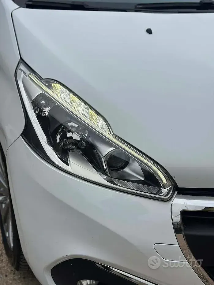 Usata Peugeot 208 Allure 82 CV (60 kW) 2017 Bianco Utilitaria