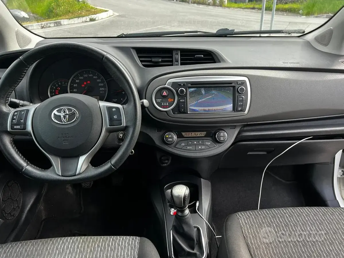 Usata Toyota Yaris Lounge 99 CV (72 kW) 2013 Bianco Utilitaria