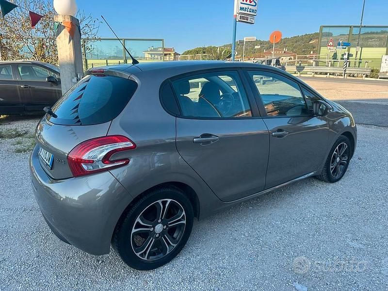 Usata Peugeot 208 Allure 68 CV (50 kW) 2014 Marrone Utilitaria