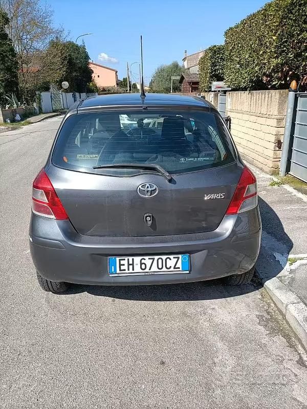 Usata Toyota Yaris 69 CV (50 kW) 2011 Grigio Utilitaria