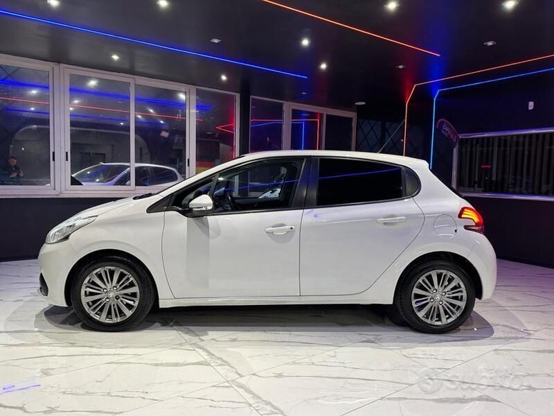 Occasion Peugeot 208 Allure 82 PK (60 kW) 2018 Wit Hatchback