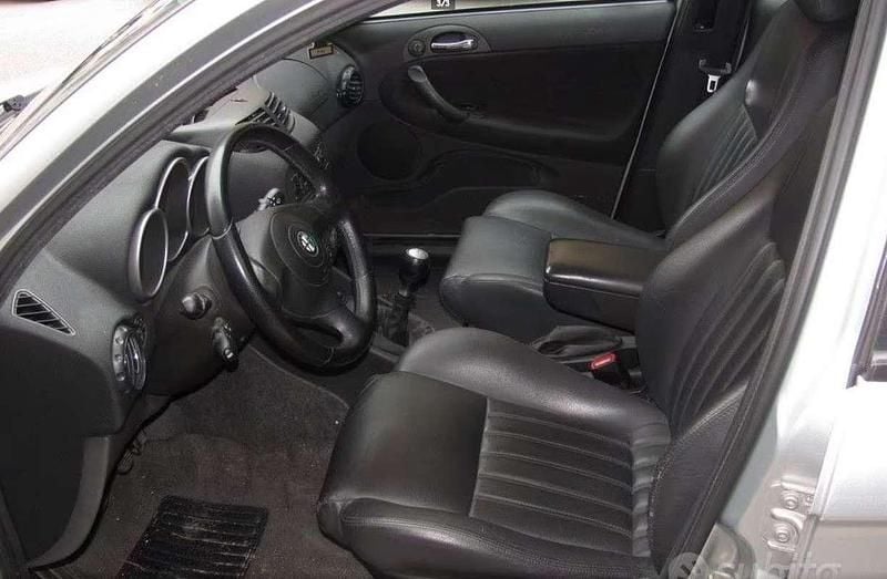 Usata Alfa Romeo 147 Distinctive 120 CV (88 kW) 2002 Grigio Utilitaria