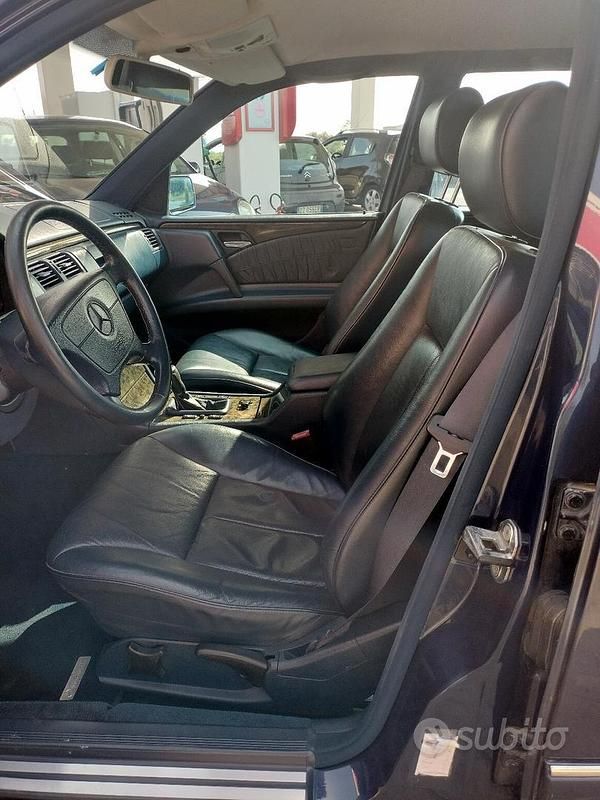 Usata Mercedes E200 Avantgarde 136 CV (100 kW) 1996 Blu Station wagon