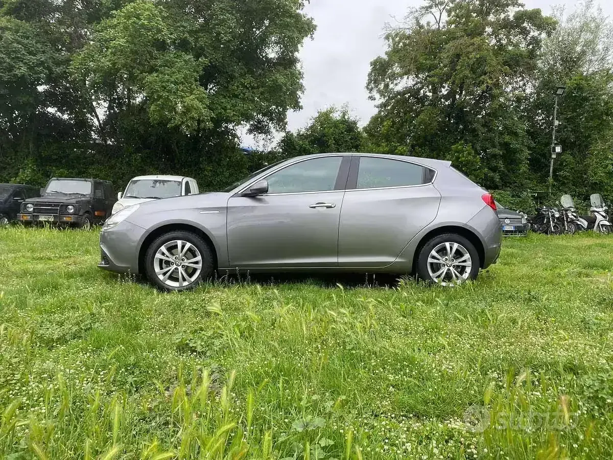 Usata Alfa Romeo Giulietta Distinctive 120 CV (88 kW) 2011 Grigio Utilitaria