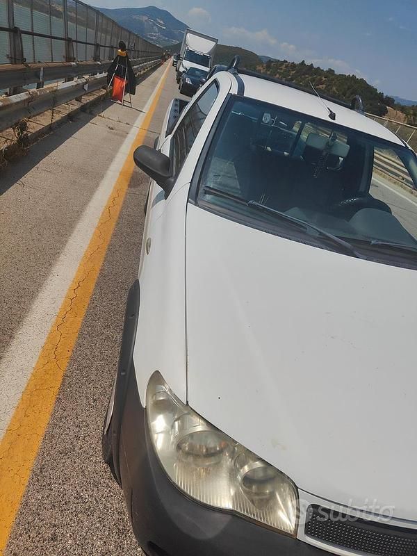 Usata Fiat Strada 84 CV (61 kW) 2009 Bianco Pick-up