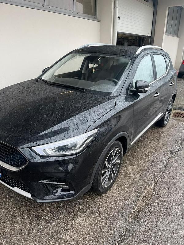 Usata MG ZS 106 CV (77 kW) 2021 Nero Berlina