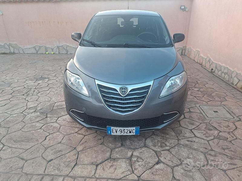 Usata Lancia Ypsilon 69 CV (50 kW) 2014 Grigio Utilitaria