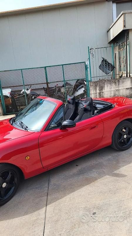 Usata Mazda MX5 110 CV (80 kW) 2001 Rosso Cabrio