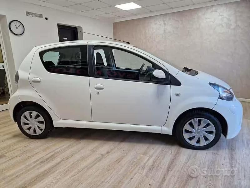 Usata Toyota Aygo 68 CV (50 kW) 2013 Bianco Utilitaria