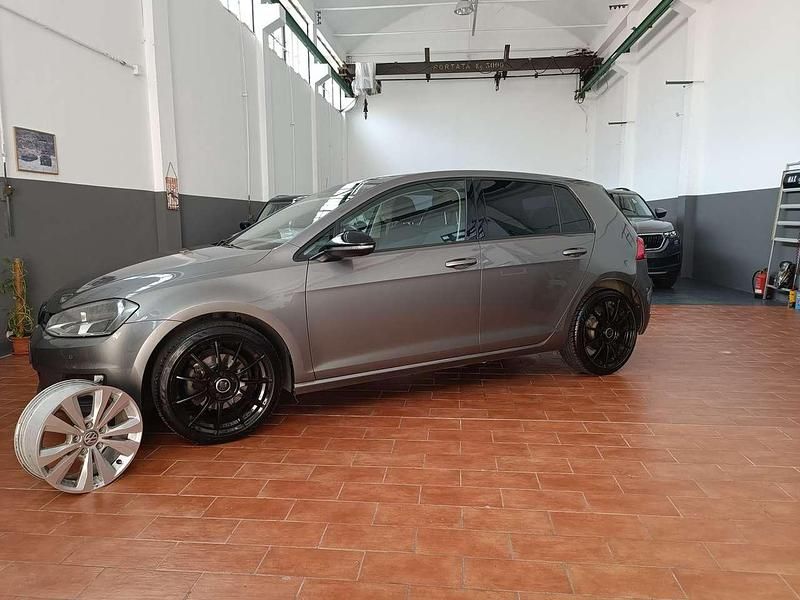 Grigio calcare metallizzato Usata 2016 VW Golf Comfortline Tre volumi | 9500 € (Buon prezzo) - Immagine 1/4
