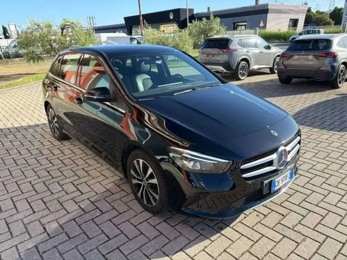 Usata Mercedes B180 Premium 116 CV (85 kW) 2022 Nero Utilitaria
