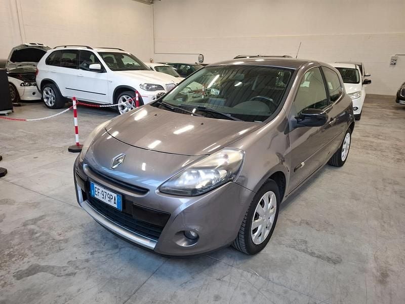 Usata Renault Clio II Dynamique 75 CV (55 kW) 2011 Grigio Berlina