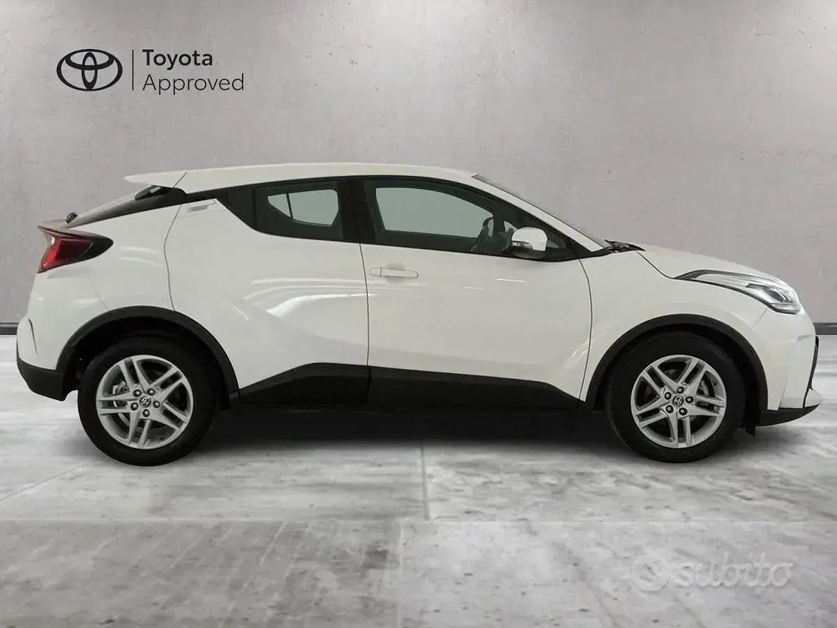 Usata Toyota C-HR Active 122 CV (89 kW) 2022 Bianco SUV