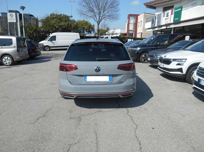 Usata VW Passat Alltrack 200 CV (147 kW) 2023 Grigio Station wagon