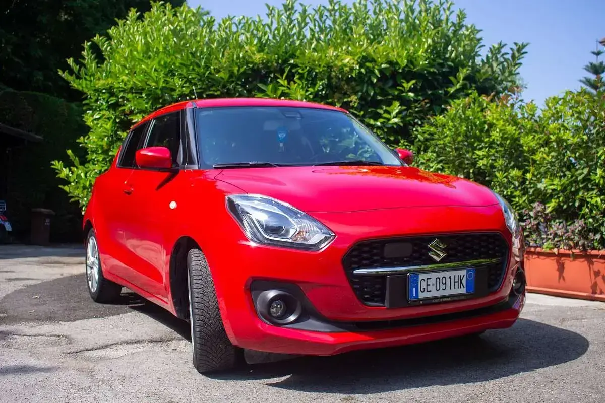 Usata Suzuki Swift Cool 83 CV (61 kW) 2021 Rosso Utilitaria