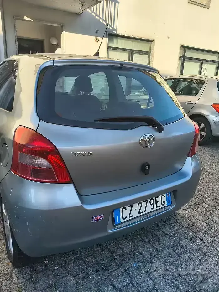 Usata Toyota Yaris 69 CV (50 kW) 2006 Grigio Berlina