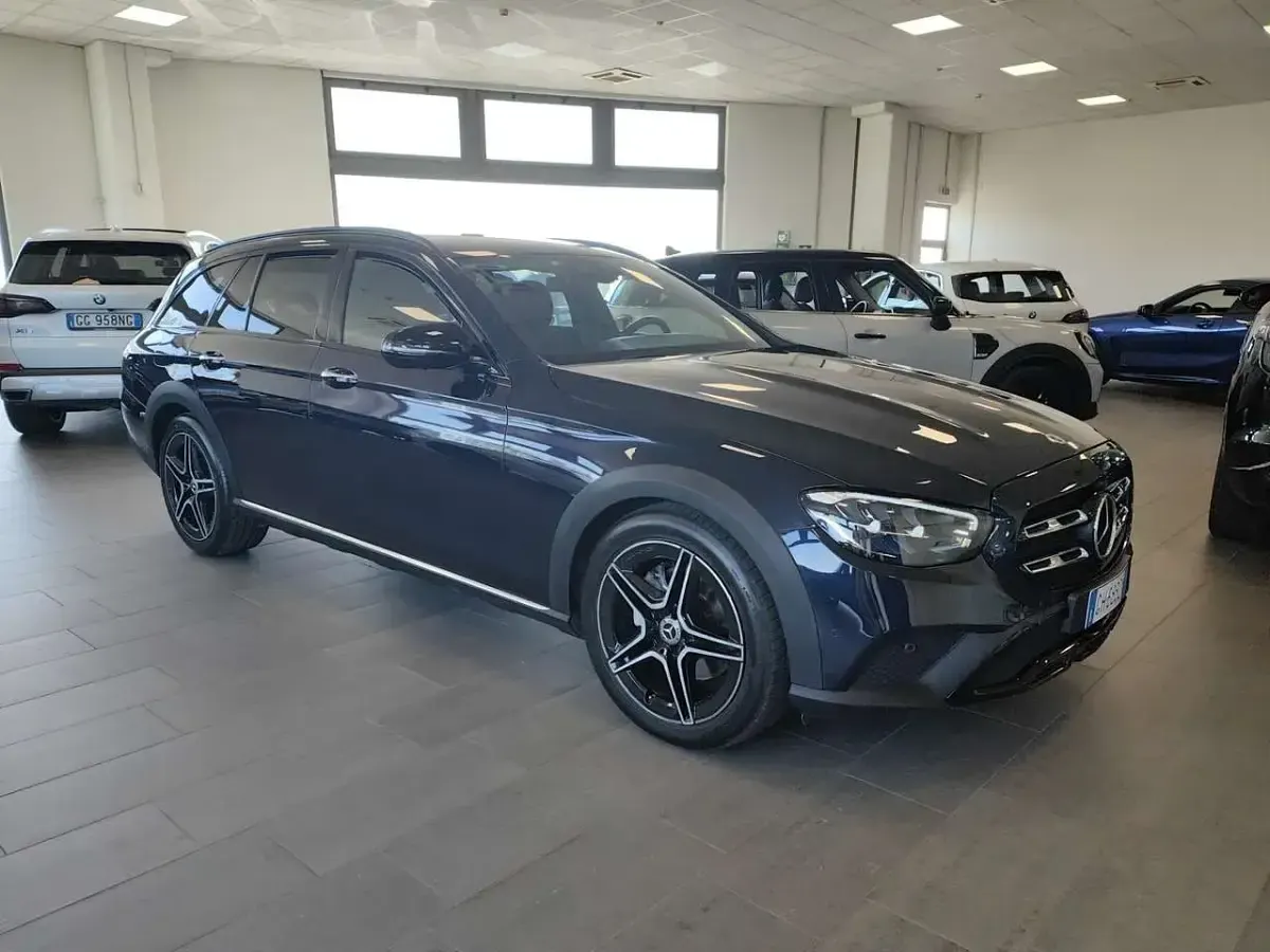 Usata Mercedes E220 All-Terrain Premium Plus 194 CV (142 kW) 2022 Blu/azzurro Station wagon