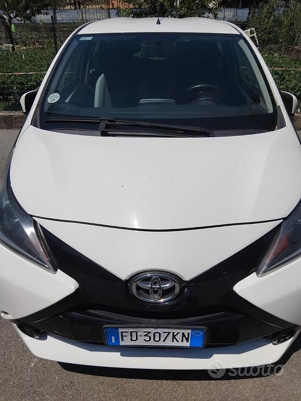 Bianco Usata 2016 Toyota Aygo X-play Due volumi | 6390 € (Ottimo prezzo) - Immagine 1/4