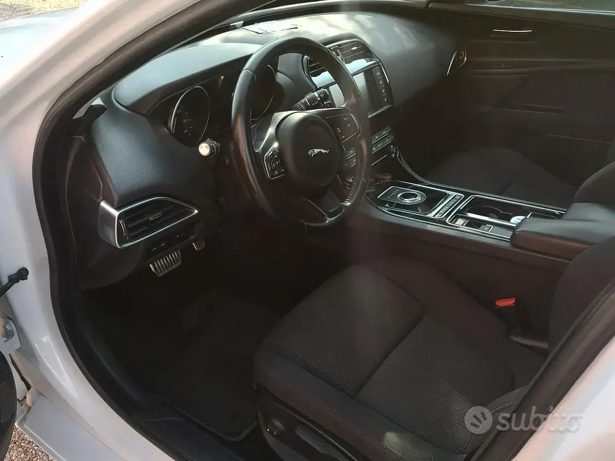 Usata Jaguar XE 179 CV (131 kW) 2017 Berlina