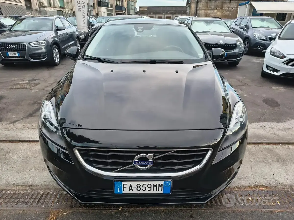 Usata Volvo V40 120 CV (88 kW) 2015 Nero Berlina