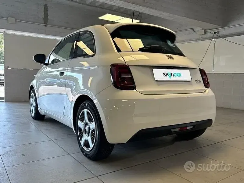 Usata Fiat 500e Passion 86 kW (118 CV) 2021 Bianco Berlina