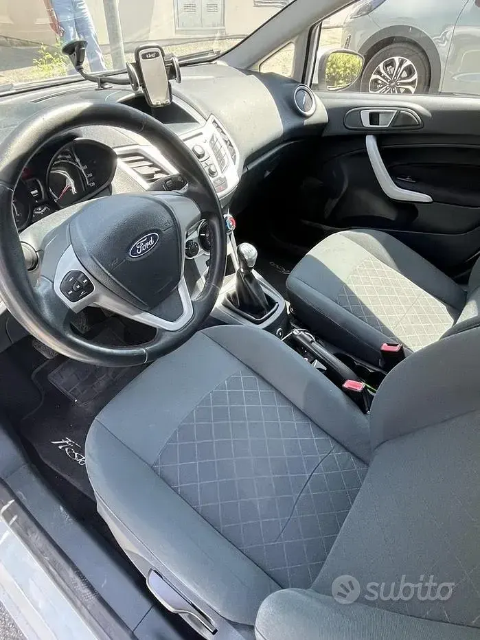 Usata Ford Fiesta 97 CV (71 kW) 2012 Bianco Berlina