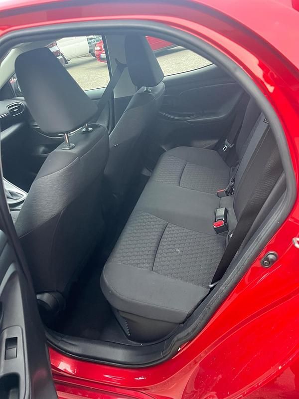 Usata Toyota Yaris Hybrid Style 92 CV (67 kW) 2023 Rosso Berlina