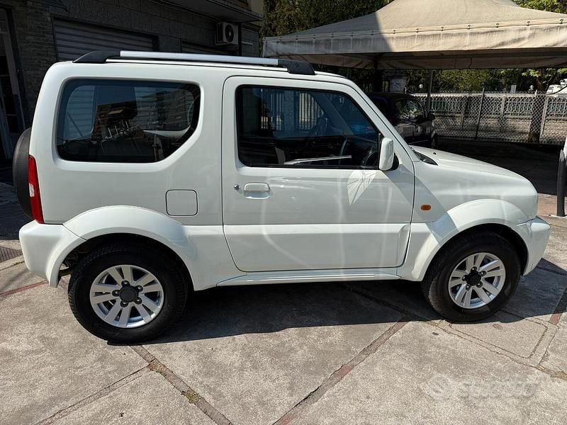 Usata Suzuki Jimny 85 CV (62 kW) 2010 Bianco SUV