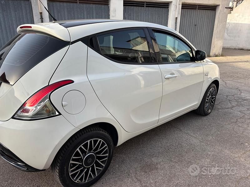 Usata Lancia Ypsilon 69 CV (50 kW) 2015 Bianco Utilitaria
