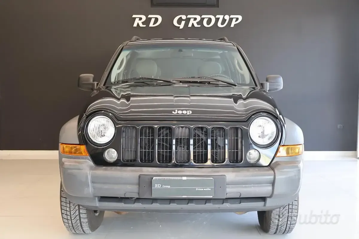 Second-hand Jeep Cherokee Sport 163 CP (119 kW) 2006 Negru SUV