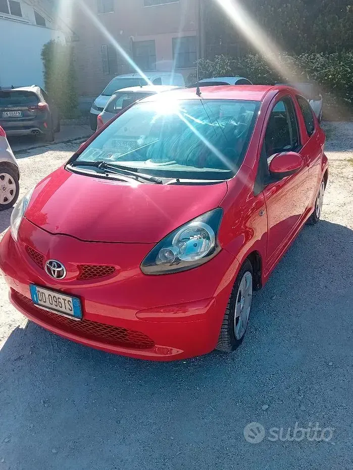 Usata Toyota Aygo 68 CV (50 kW) 2006 Rosso Utilitaria
