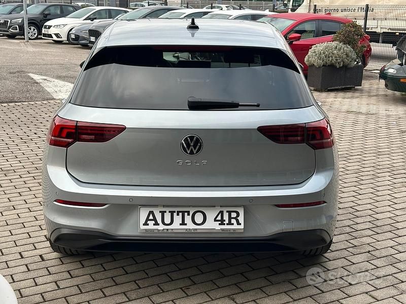 Usata VW Golf VIII Life 150 CV (110 kW) 2024 Grigio Berlina