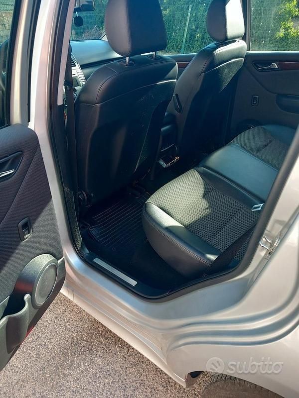 Usata Mercedes A180 109 CV (80 kW) 2012 Grigio Utilitaria