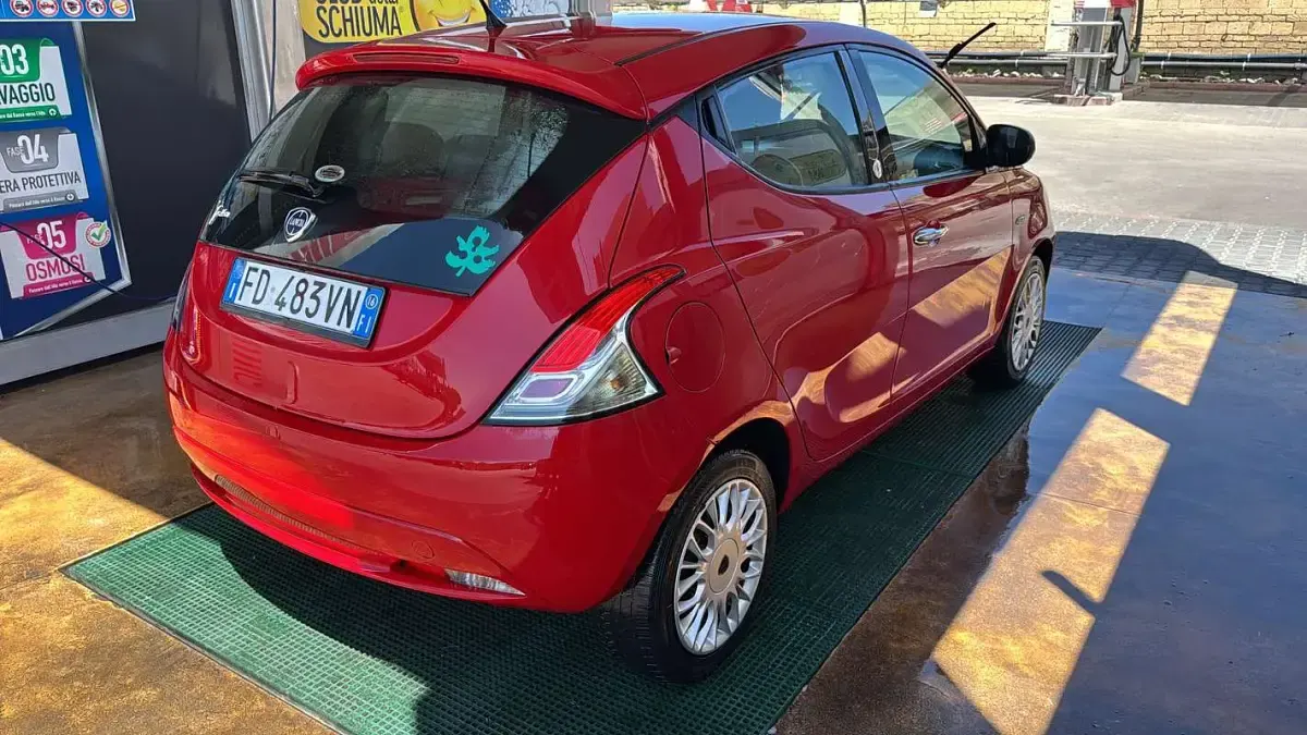 Usata Lancia Ypsilon Gold 69 CV (50 kW) 2016 Rosso Utilitaria