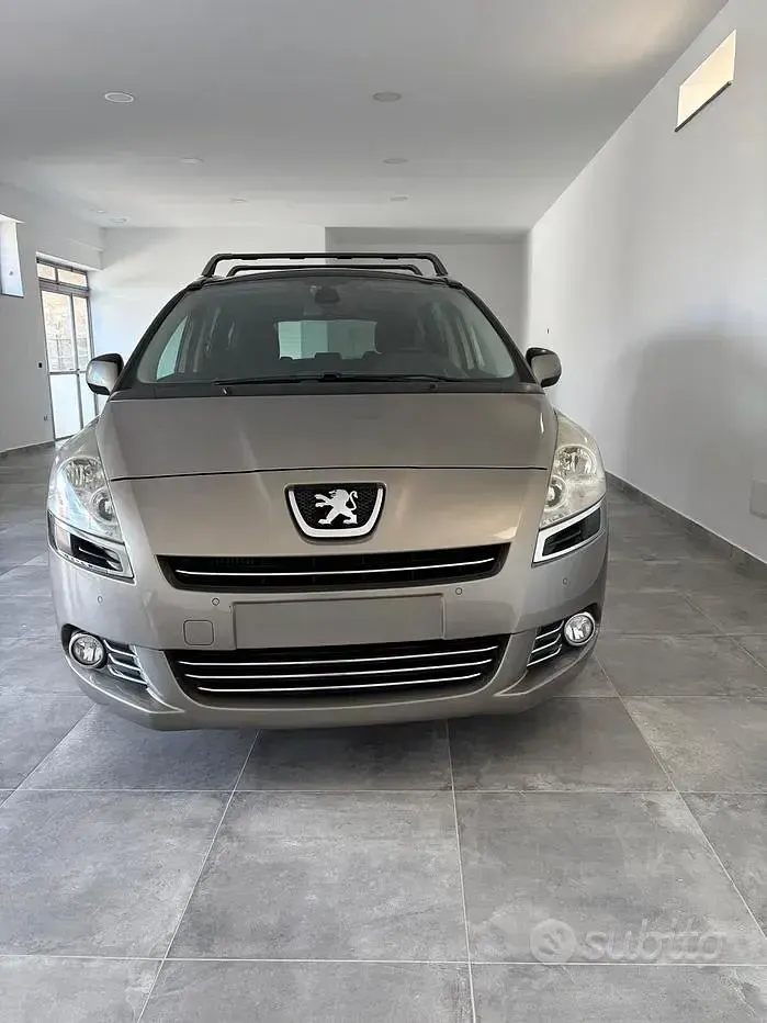 Usata Peugeot 5008 Premium 120 CV (88 kW) 2010 Grigio Monovolume