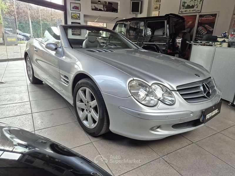 Usata Mercedes SL350 245 CV (180 kW) 2005 Argento Cabrio