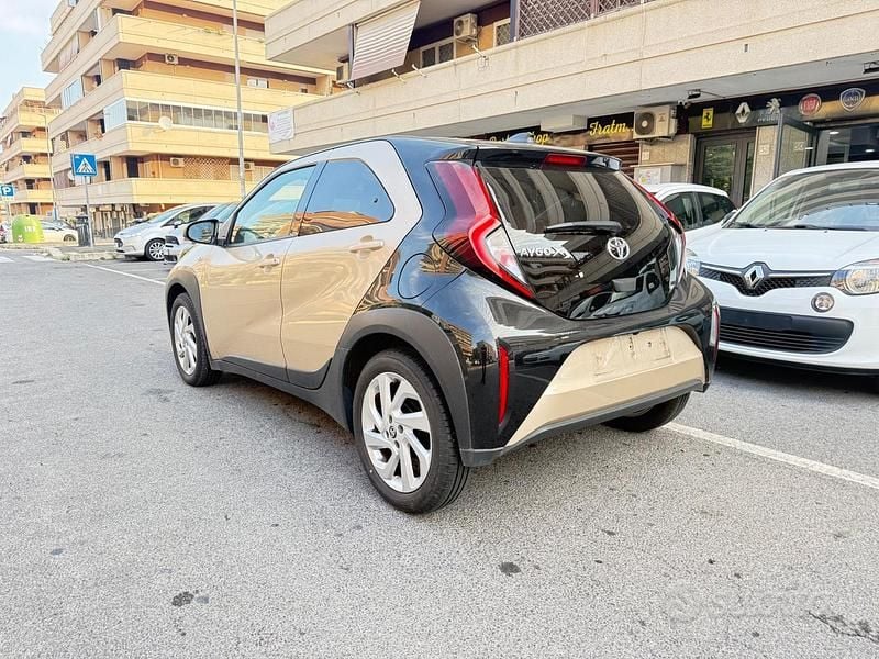 Usata Toyota Aygo X Lounge 72 CV (52 kW) 2022 Beige SUV