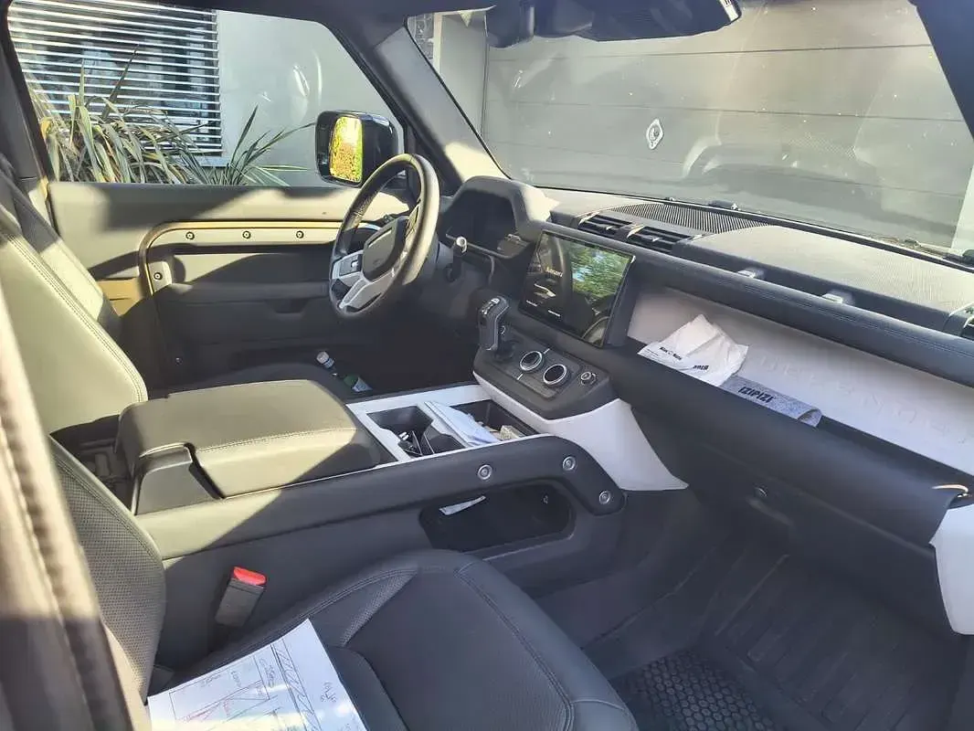 Usata Land Rover Defender SE 200 CV (147 kW) 2024 SUV