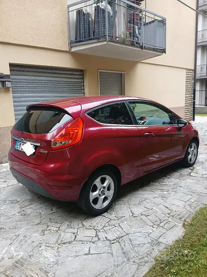 Usata Ford Fiesta 70 CV (51 kW) 2012 Berlina