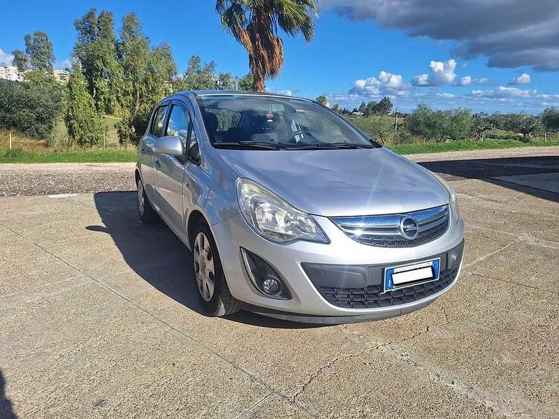 Usata Opel Corsa Edition 95 CV (69 kW) 2012 Argento Berlina