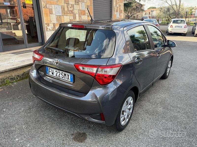 Usata Toyota Yaris Lounge 72 CV (52 kW) 2019 Grigio Utilitaria