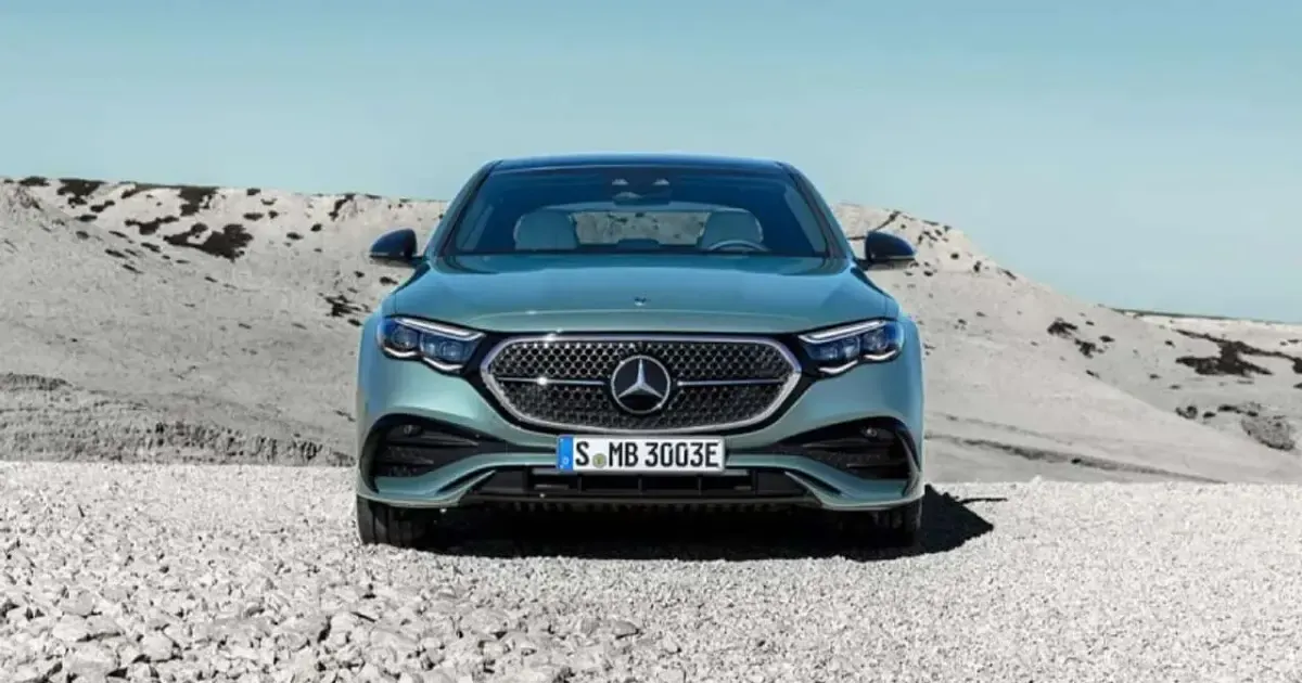 Usata Mercedes E220 AMG Line Premium Plus 197 CV (144 kW) 2024 Argento Berlina
