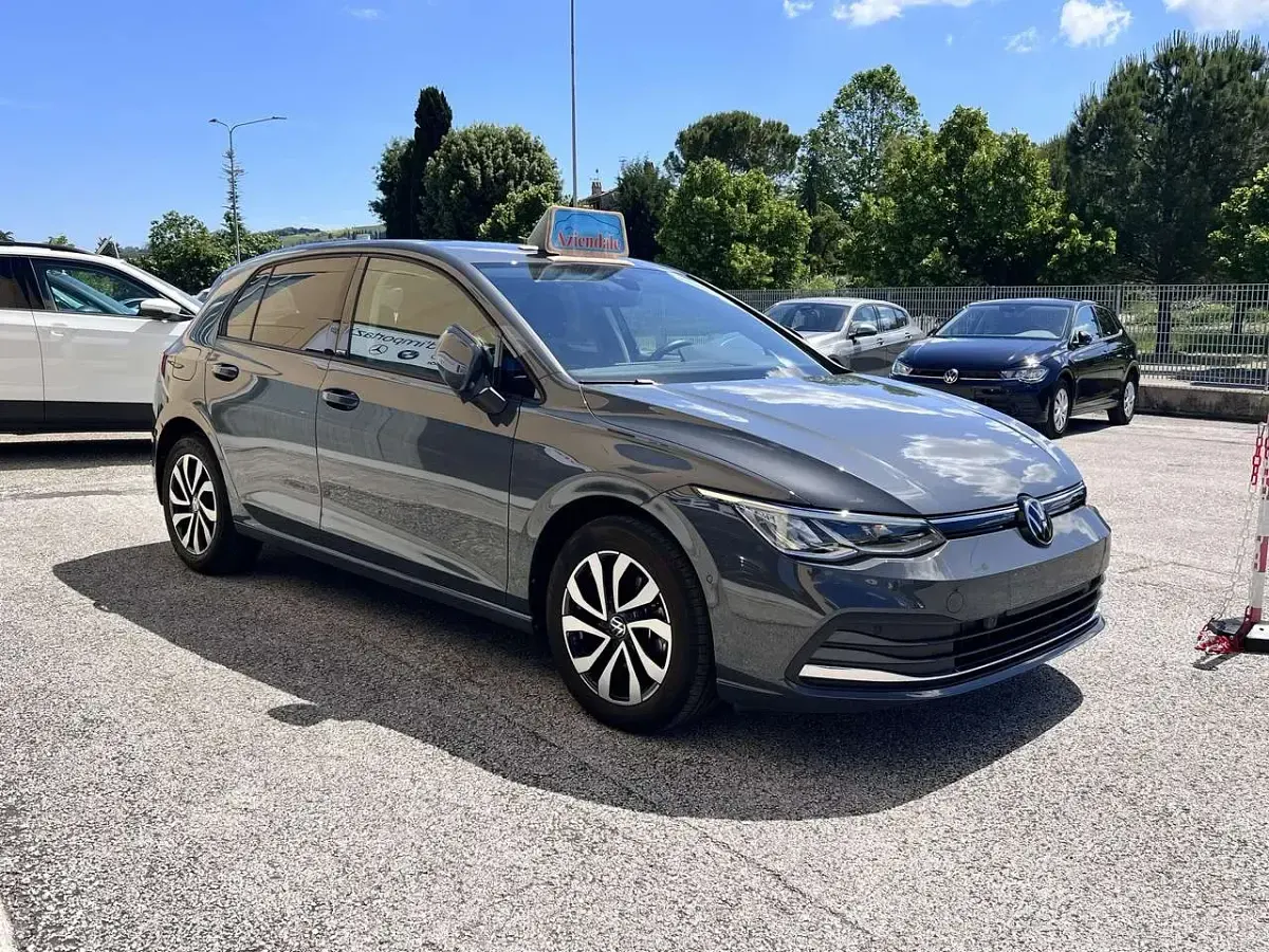 Usata VW Golf VIII Active 116 CV (85 kW) 2022 Grigio delfino Berlina